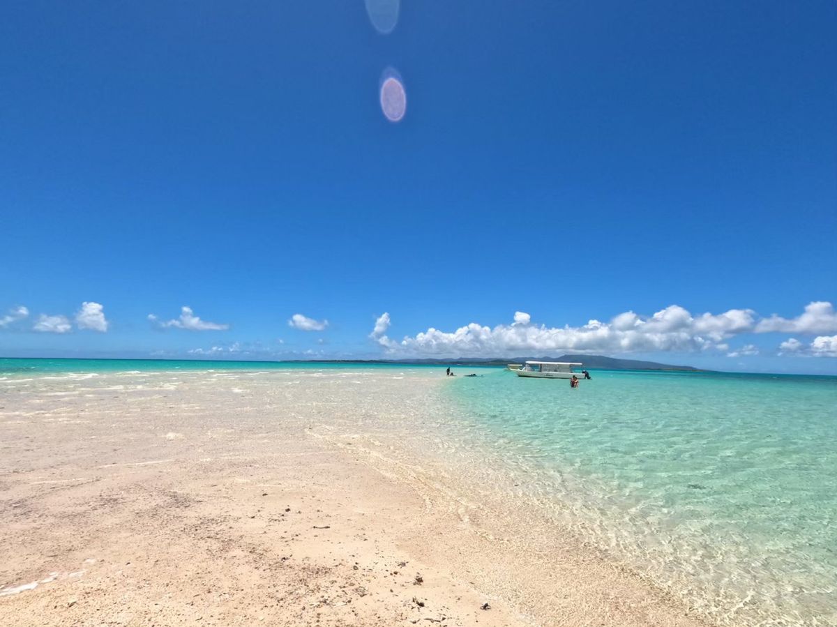 シュノーケリングからの〜
干潮のときに現れる幻の島と呼ばれる浜島へ。
三日...