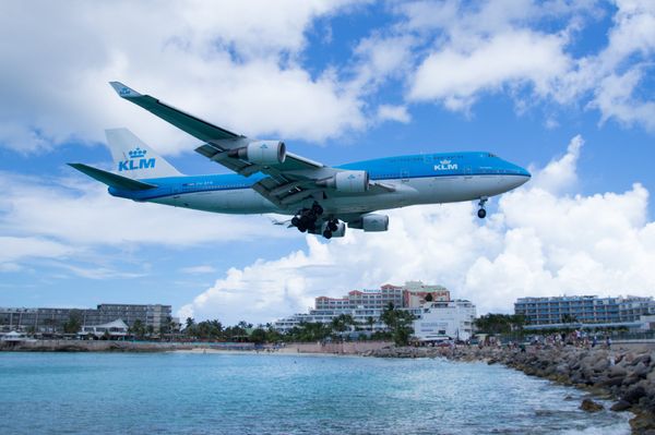 サンマルタン (オランダ領)・セントマーチン　マホビーチ　Sonestaoceanpointresort「2nd 新婚旅行でセントマーチン島」の写真：ハリケーンの後で砂浜が吹き飛ばされてまし...