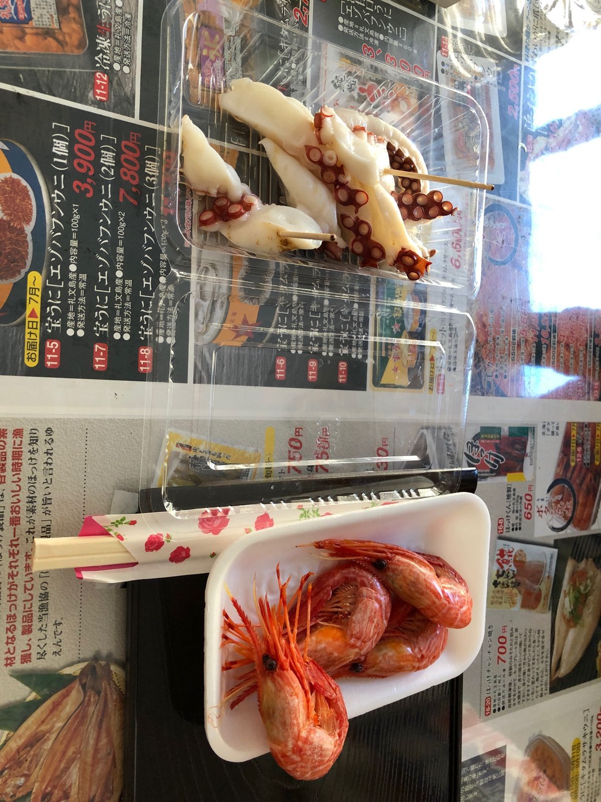 礼文島で食べた食べ物たち。肉厚ホタテ、ほっけやイクラなど。