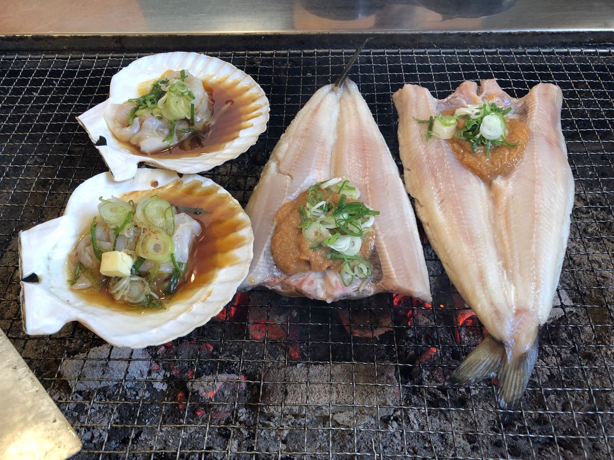 礼文島で食べた食べ物たち。肉厚ホタテ、ほっけやイクラなど。