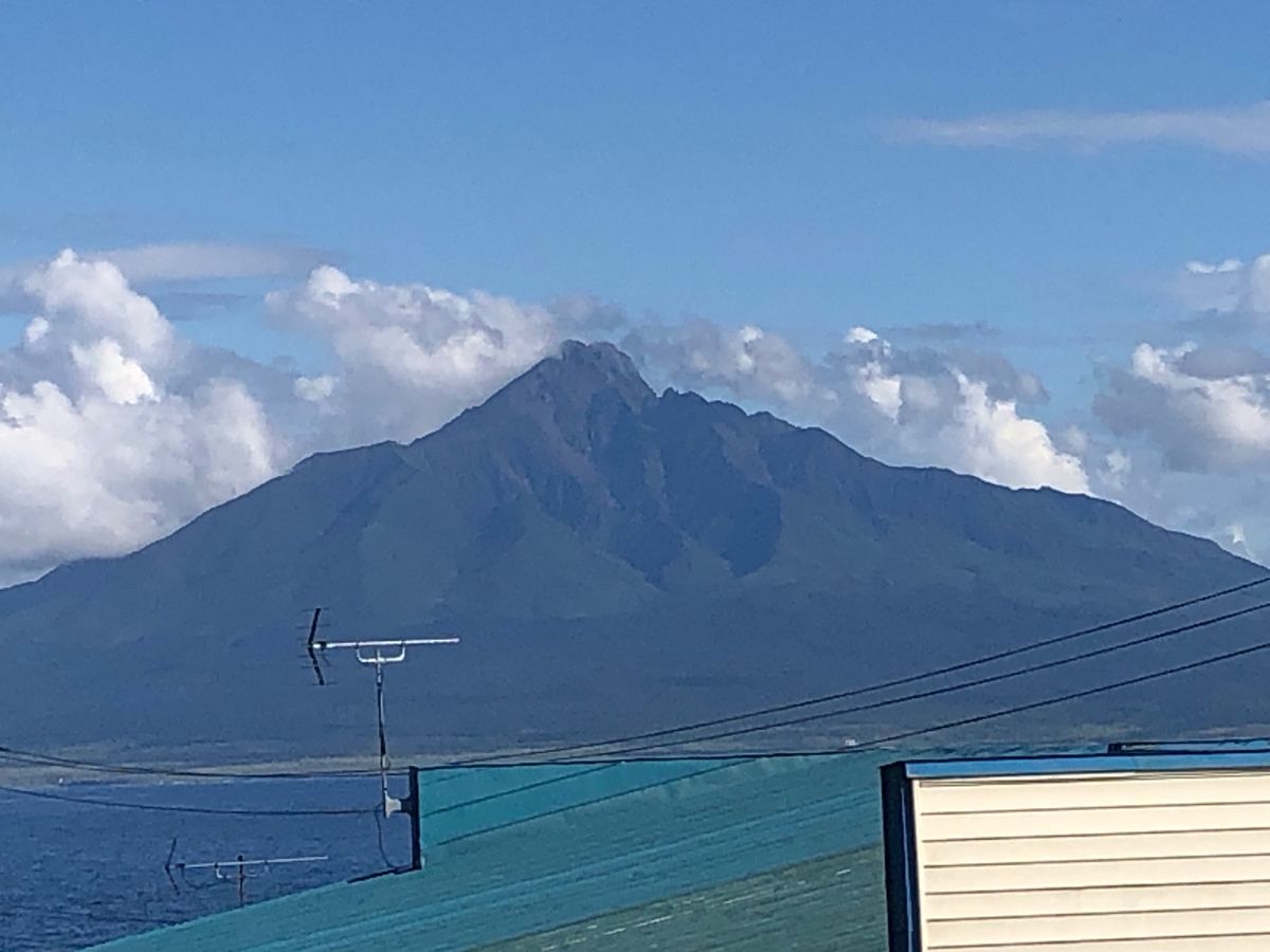 北のカナリアパークと礼文島から見た利尻富士