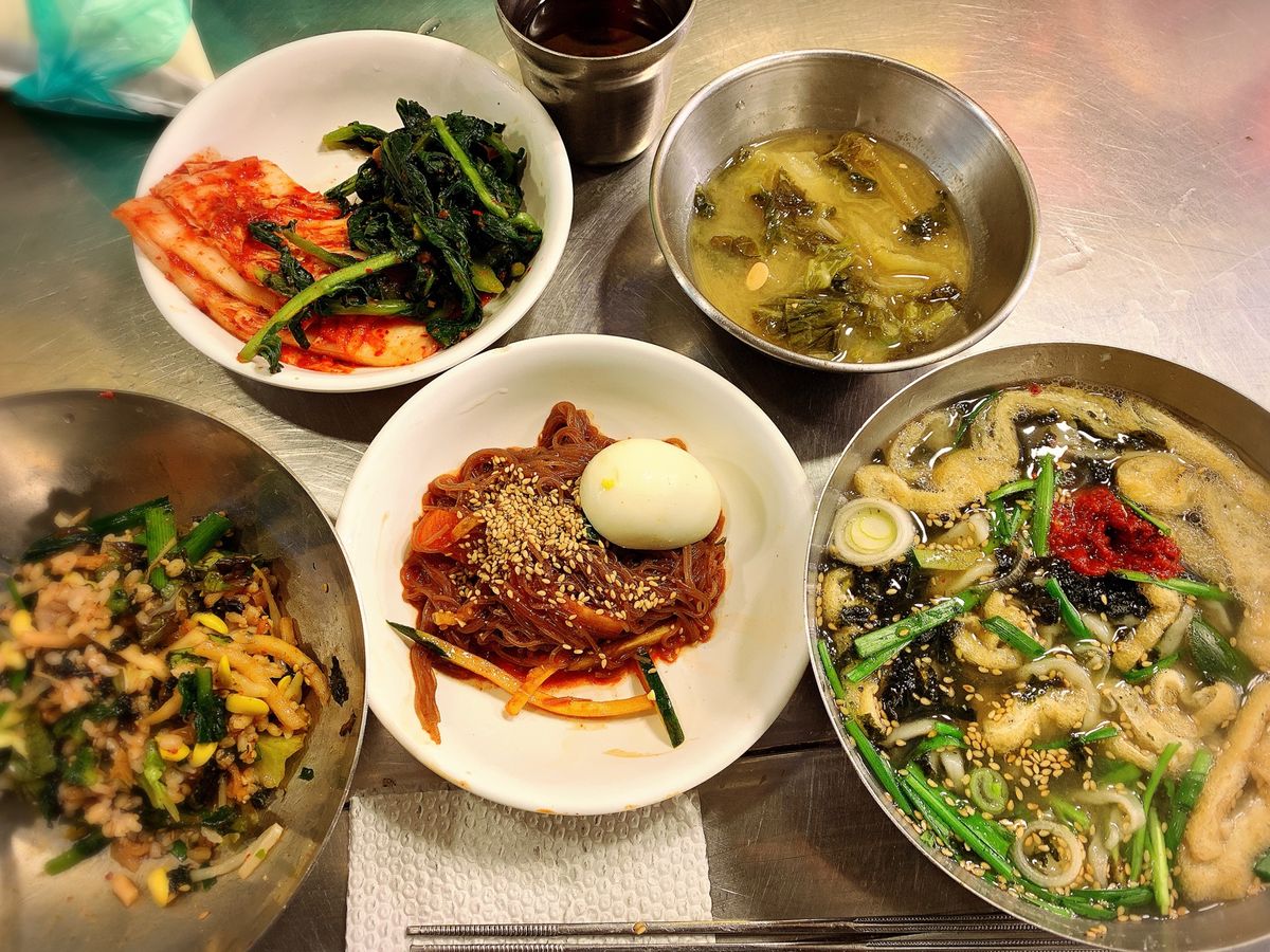 南大門カルグクスと梨花洞壁画村