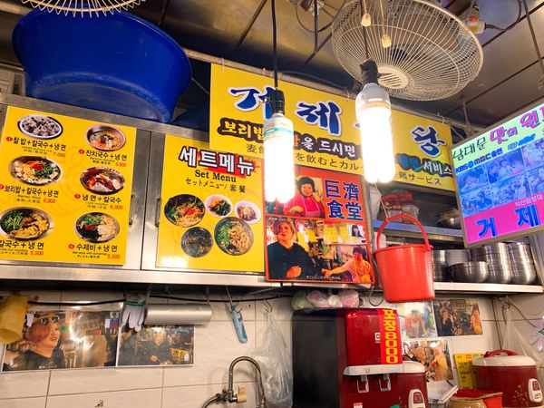 大韓民国 (韓国)・ソウル「ソウル」の写真：南大門カルグクスと梨花洞壁画村