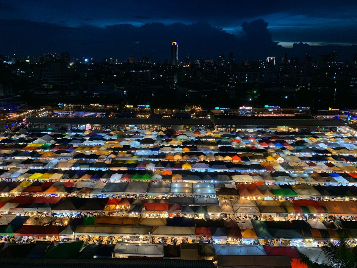 アユタヤとラチャダー鉄道市場とワットパクナム
