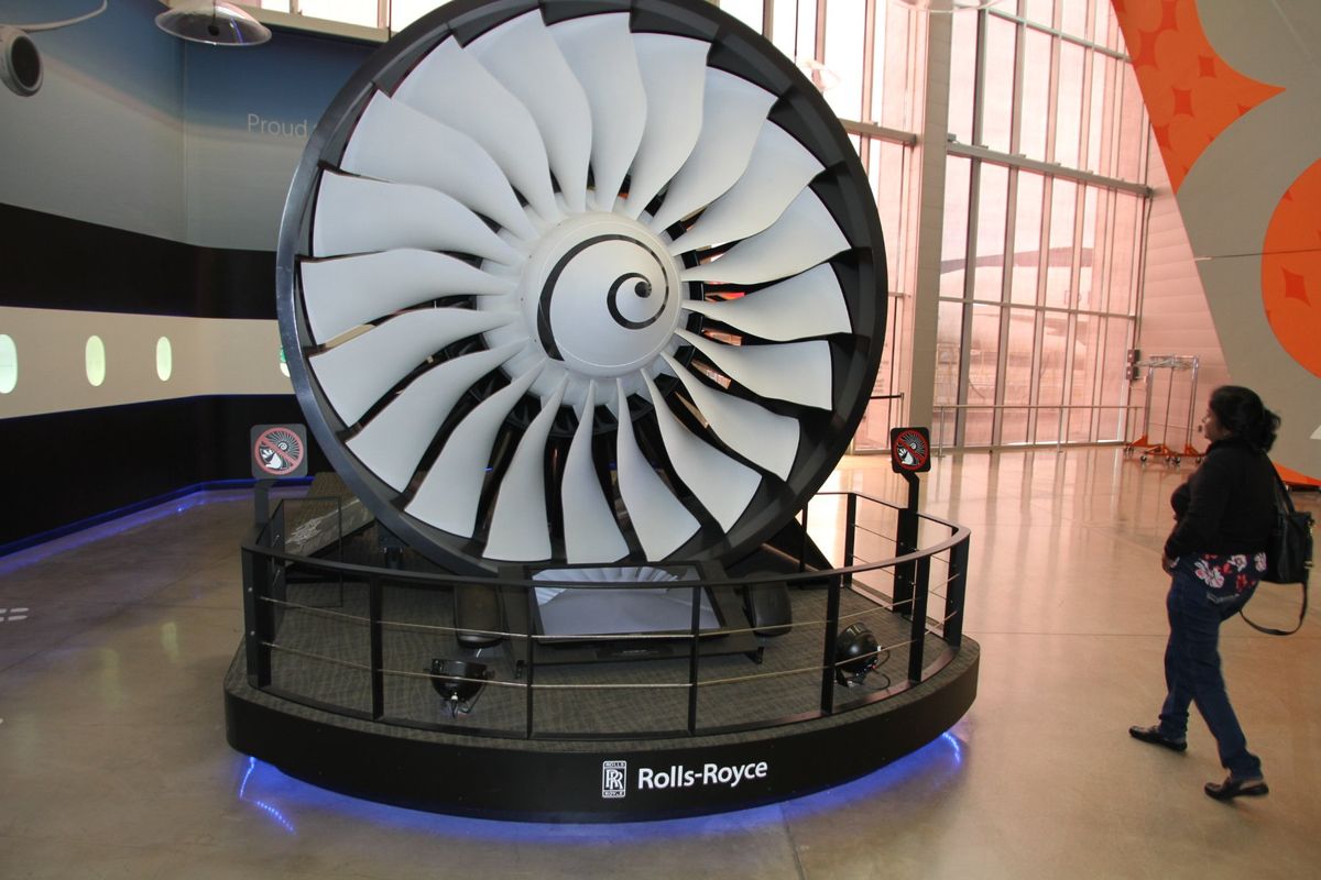 ボーイングのエバレット工場見学ツアーに参加！
規模がデカすぎてすごかった。...