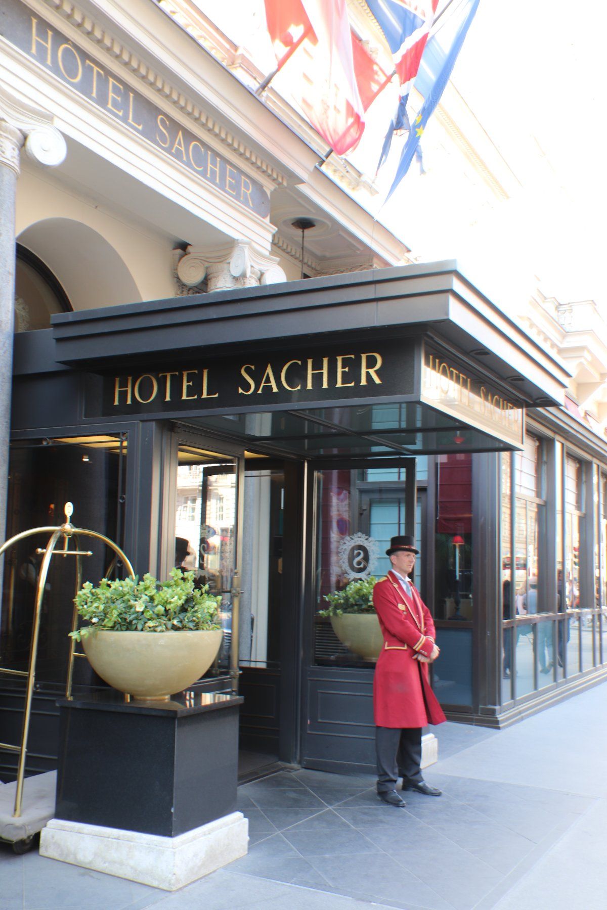 ホテルザッハーでザッハトルテ！美味い！