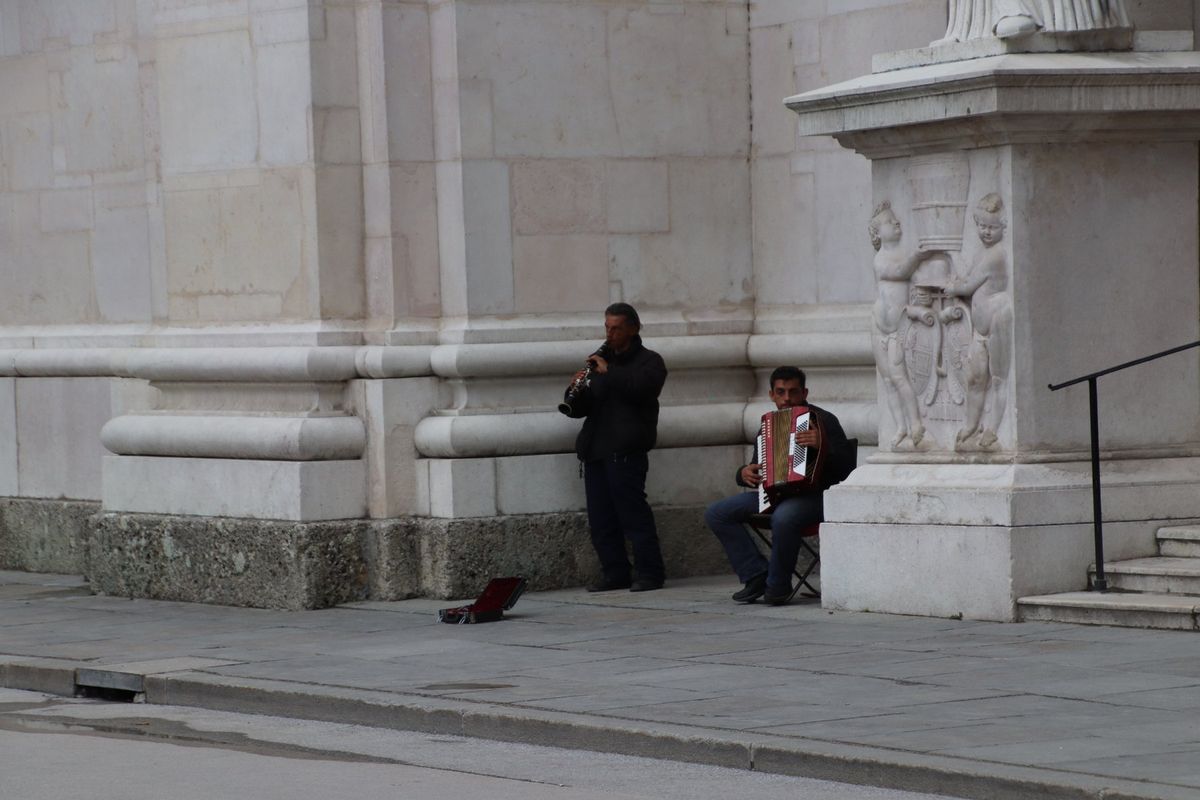 ザルツブルクをぶらぶら。
クラリネットとアコーディオンのパフォーマーがめっ...