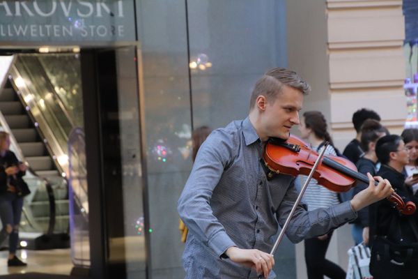 フィンランド・ヘルシンキ「ヨーロッパ旅行（2018.04.13-20）」の写真：ヴァイオリンを弾くストリートパフォーマー...