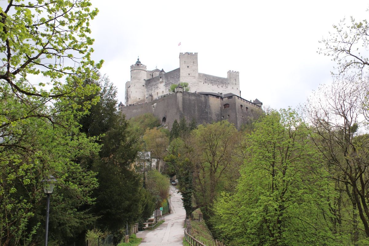 ホーエンザルツブルク城！
徒歩で登りました。