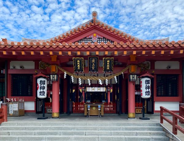 日本・那覇「出張ついでに　かりゆし水族館🐠🐡」の写真：波上宮

崖の上にある神社⛩
（神社から...