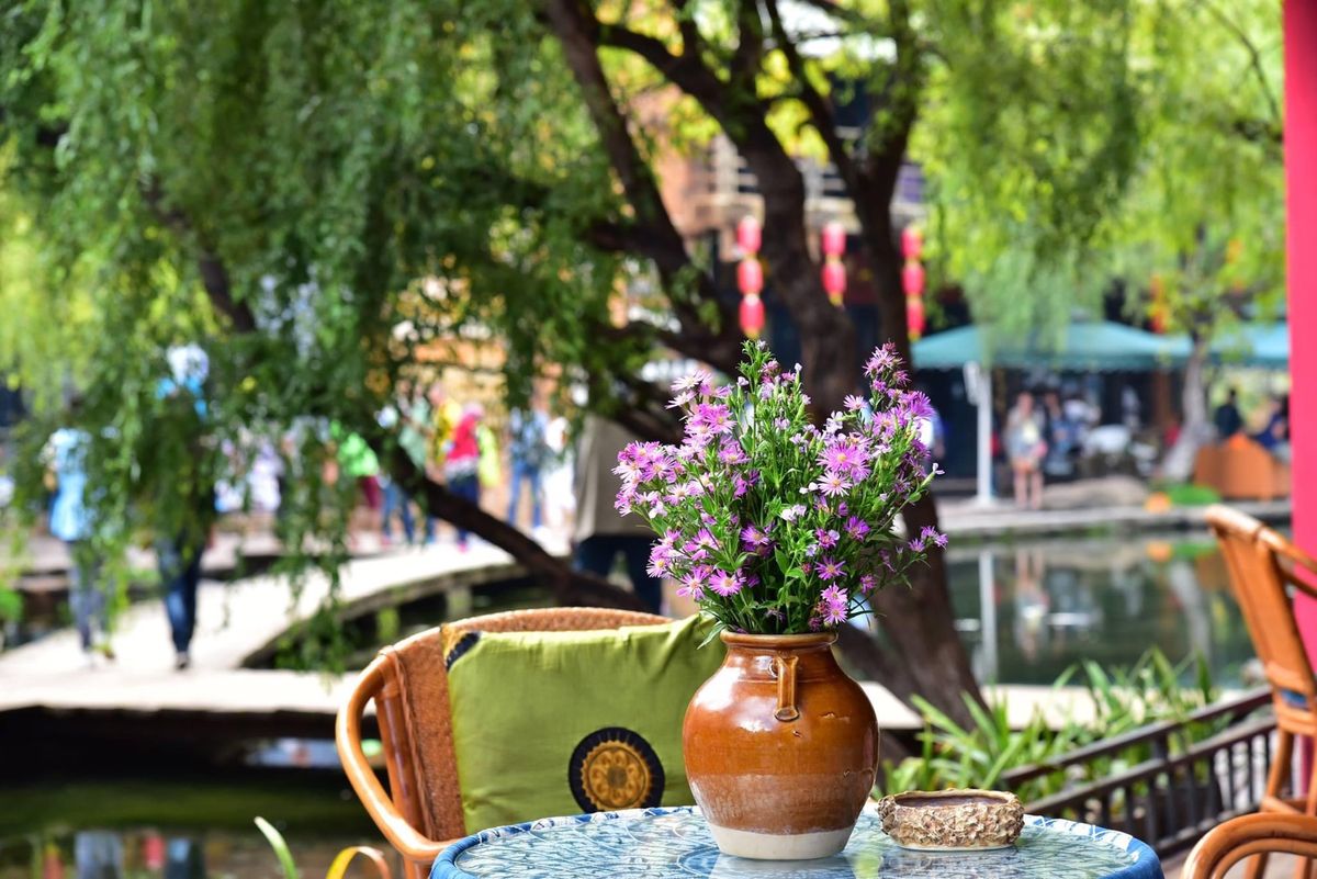 麗江古城はお洒落な川辺のカフェや雑貨屋さんがあり、ブラブラするだけでも1....