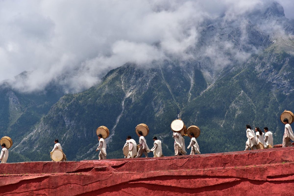 麗江古城はお洒落な川辺のカフェや雑貨屋さんがあり、ブラブラするだけでも1....
