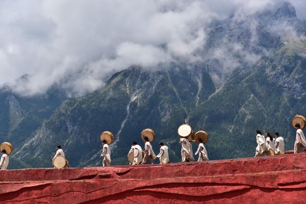 中国「雲南省の旅」の写真：麗江古城はお洒落な川辺のカフェや雑貨屋さ...