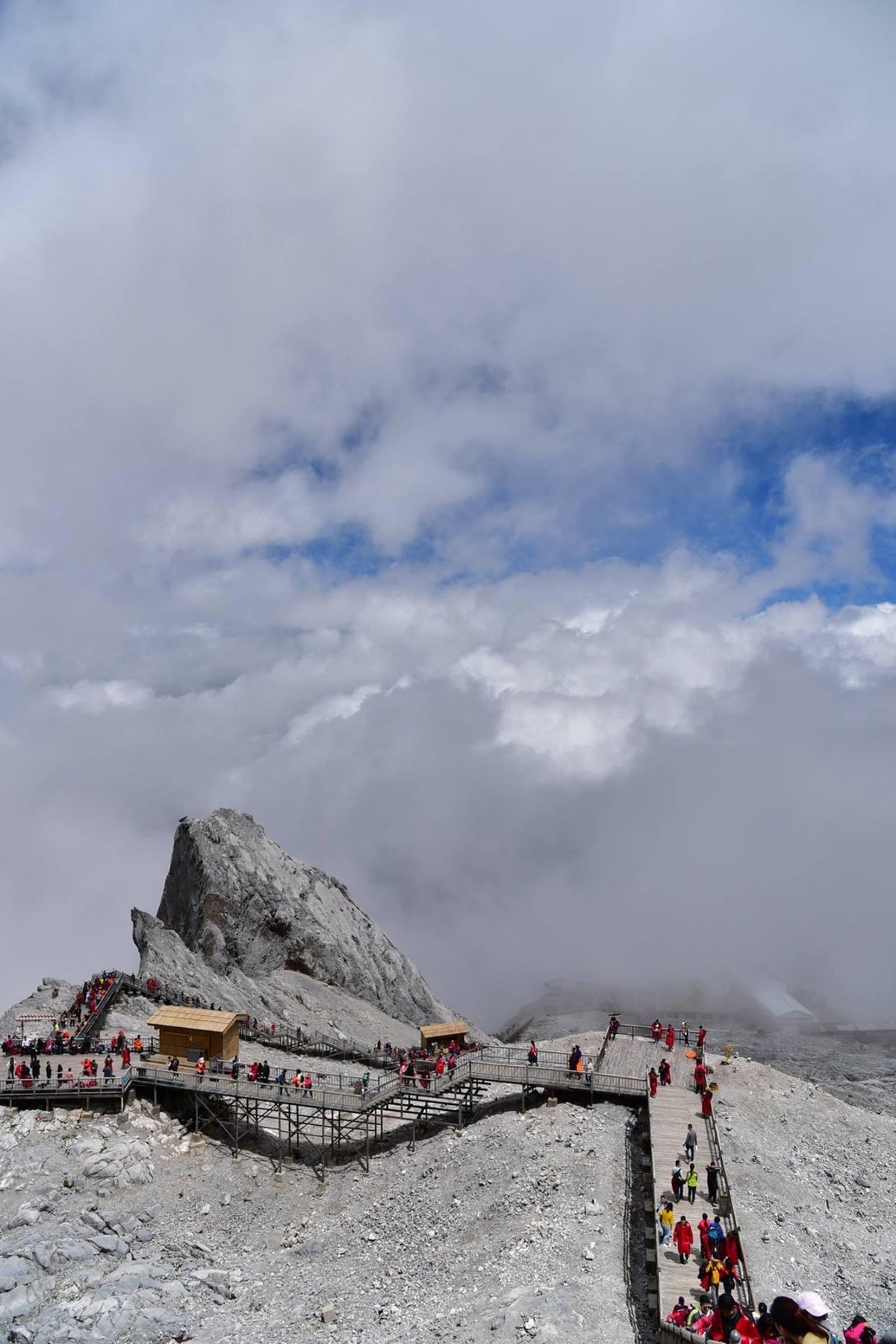 麗江古城はお洒落な川辺のカフェや雑貨屋さんがあり、ブラブラするだけでも1....