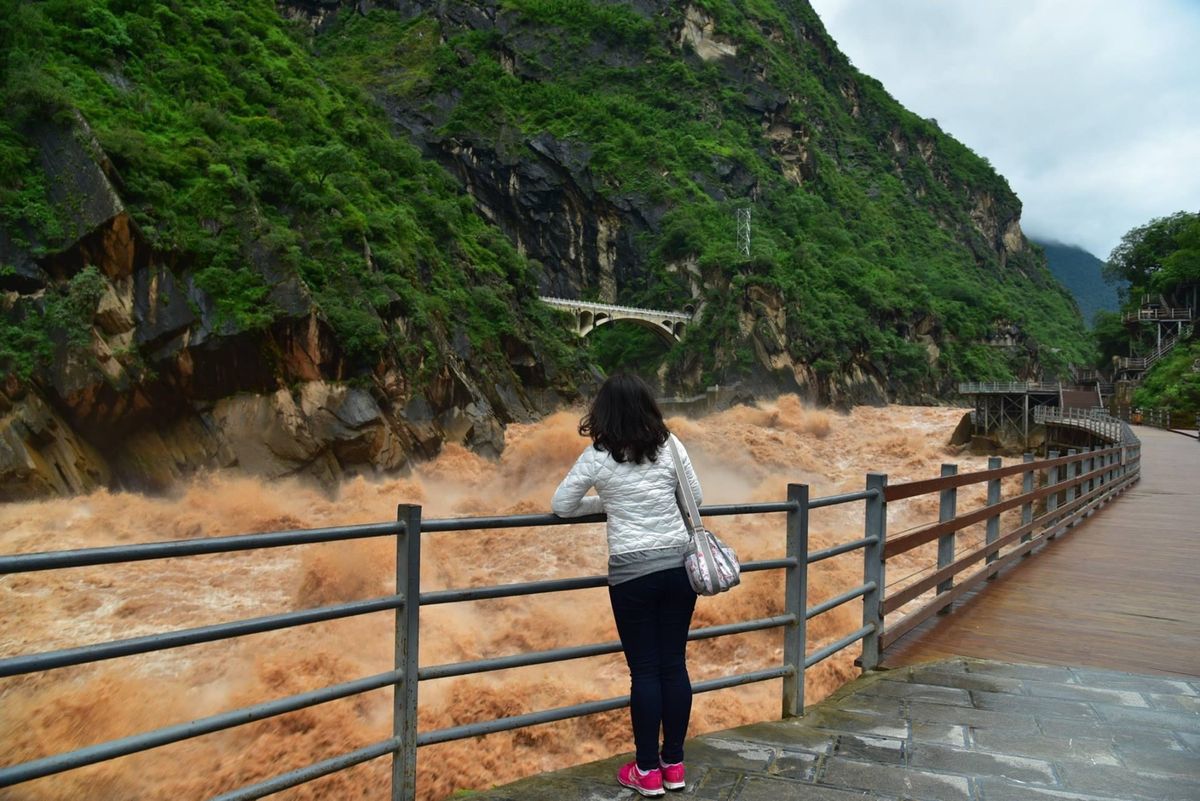 雲南省のシャングリラから麗江までの道のりを車で行けば、息を忘れるほどの美し...