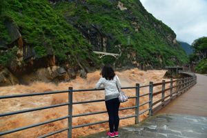 雲南省のシャングリラから麗江までの道のりを車で行けば、息を忘れるほどの美し...