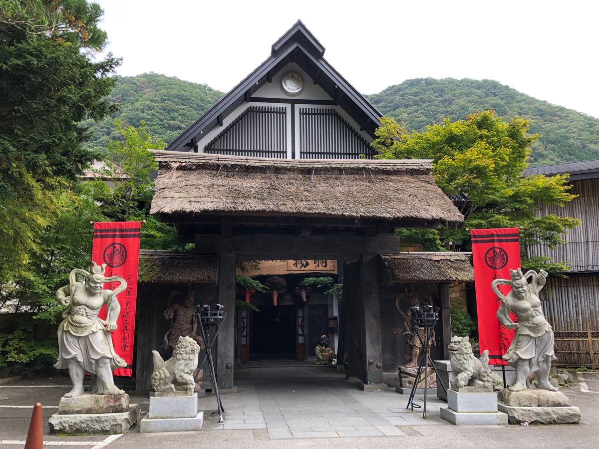 平氏縁の宿で温泉三昧。鬼怒川温泉駅でSL発見。