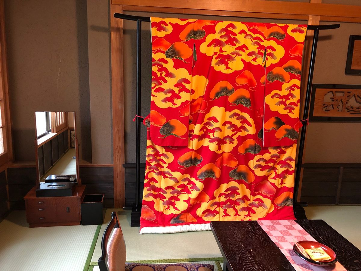 平氏縁の宿で温泉三昧。鬼怒川温泉駅でSL発見。