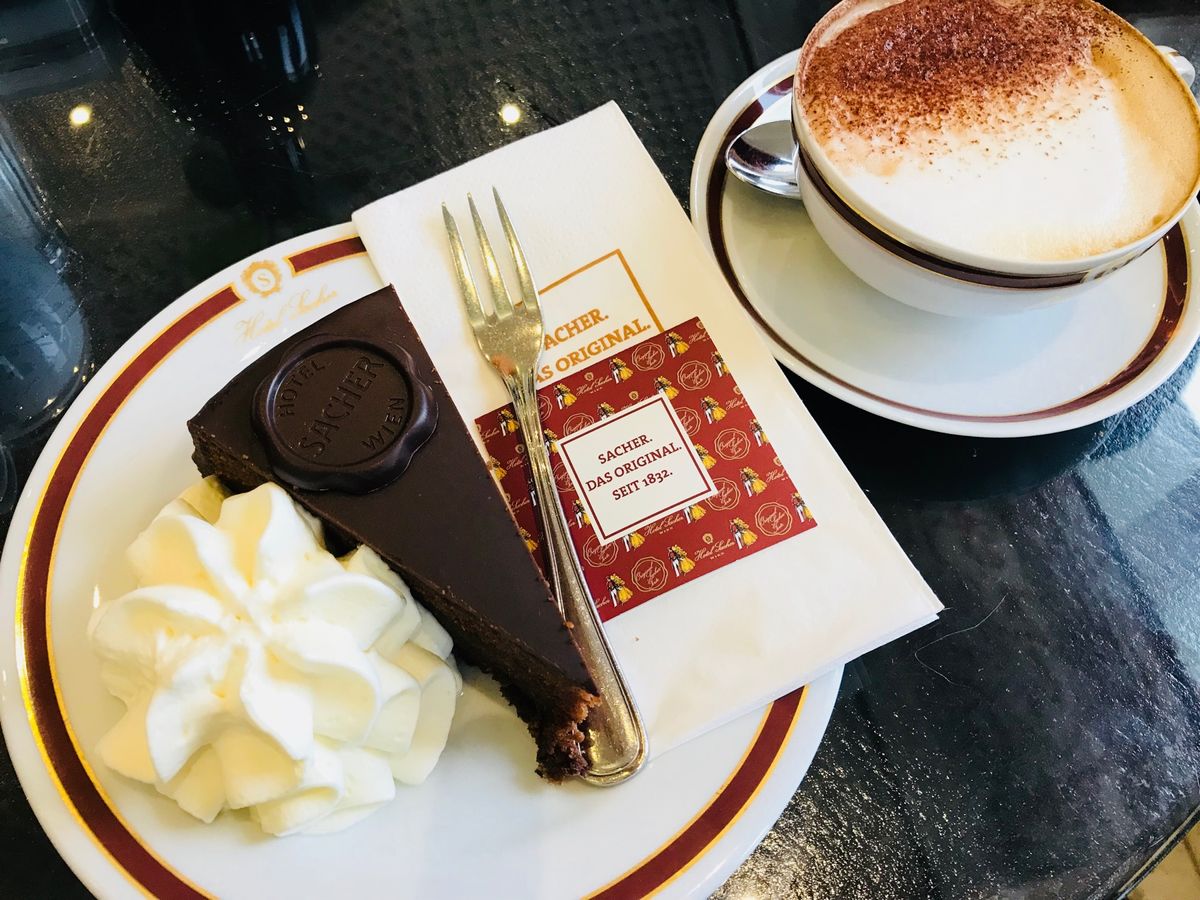 お決まりのホテルザッハーのザッハートルテ❣️
ウィーンは混むので、ここザル...