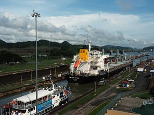 パナマ運河
空港でレンタカーを借り、そのまま直接パナマ運河へ。
太平洋と大...
