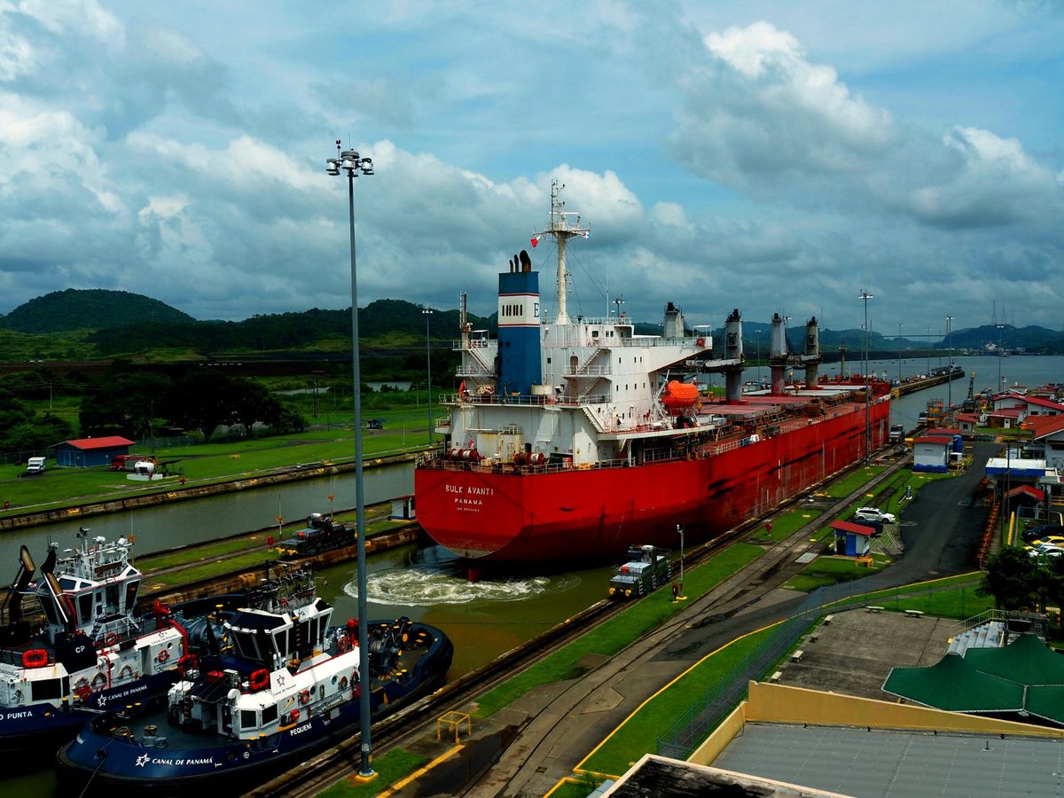 パナマ運河
空港でレンタカーを借り、そのまま直接パナマ運河へ。
太平洋と大...