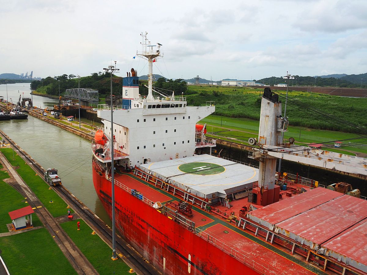パナマ運河
空港でレンタカーを借り、そのまま直接パナマ運河へ。
太平洋と大...