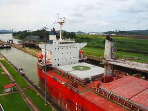 パナマ運河
空港でレンタカーを借り、そのまま直接パナマ運河へ。
太平洋と大...