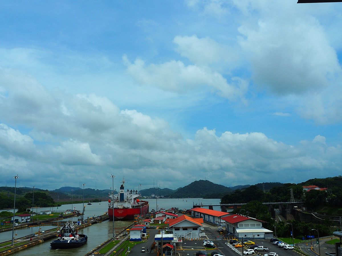 パナマ運河
空港でレンタカーを借り、そのまま直接パナマ運河へ。
太平洋と大...