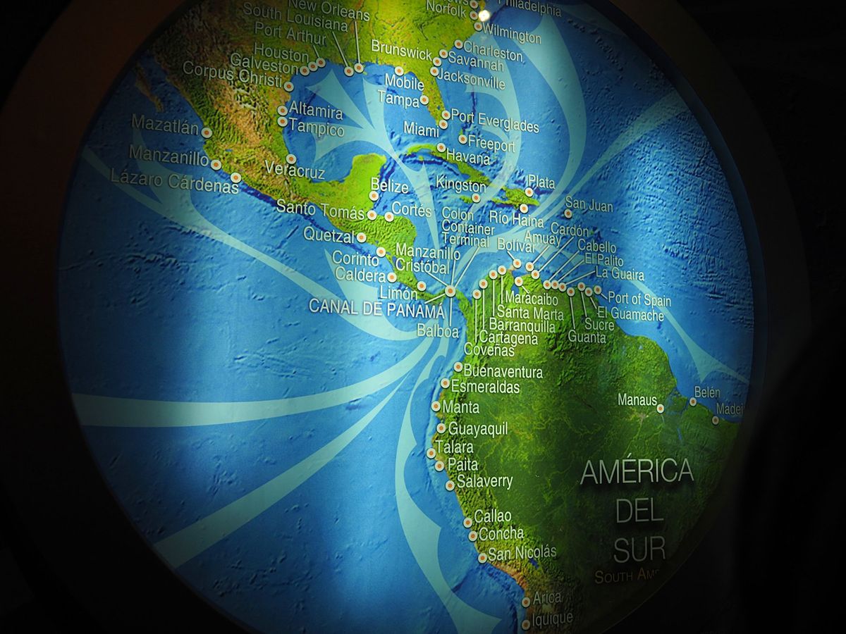 パナマ運河
空港でレンタカーを借り、そのまま直接パナマ運河へ。
太平洋と大...