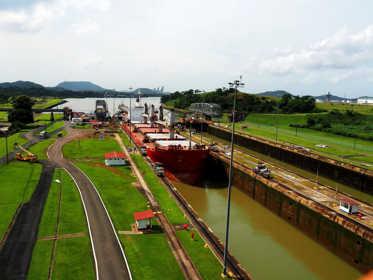 パナマ運河
空港でレンタカーを借り、そのまま直接パナマ運河へ。
太平洋と大...