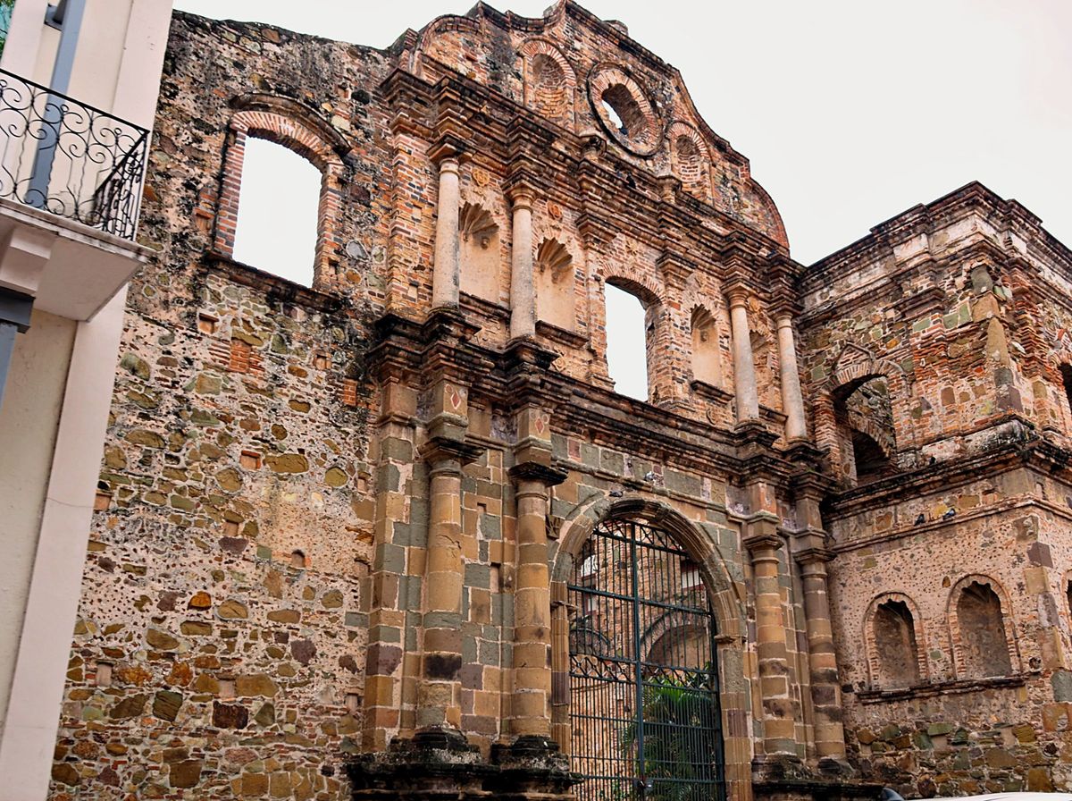 パナマ旧市街散策
夜はあまり治安も良くないと聞いた首都パナマシティの旧市街...