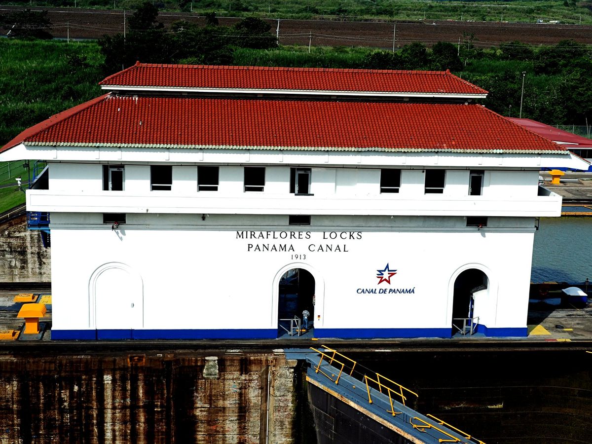 パナマ運河
空港でレンタカーを借り、そのまま直接パナマ運河へ。
太平洋と大...