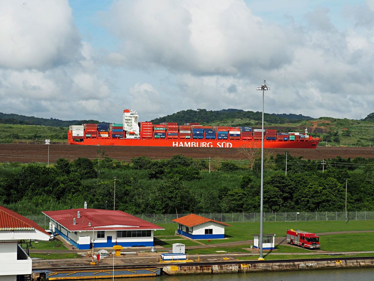 パナマ運河
空港でレンタカーを借り、そのまま直接パナマ運河へ。
太平洋と大...