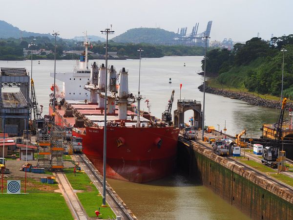 パナマ・パナマシティ「パナマ　ずっと見てみたかったパナマ運河へ」の写真：パナマ運河
空港でレンタカーを借り、その...