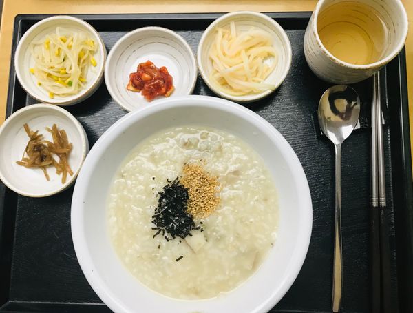 大韓民国 (韓国)・ソウル「ソウル」の写真：朝食は、カボチャ粥と鮑粥をシェア。
夕食...