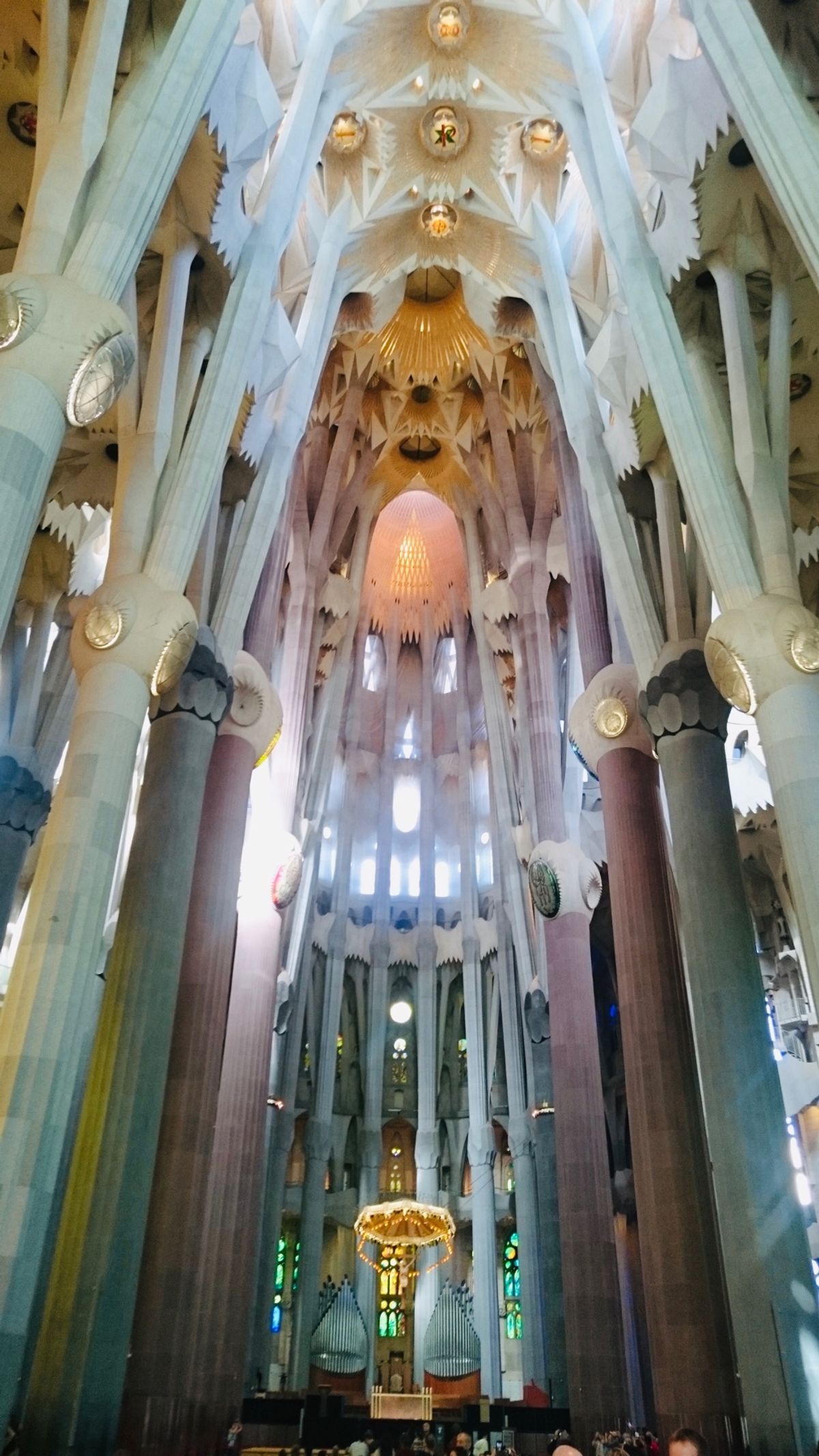 教会の荘厳な感じとは違い、暖かい日差しに包まれた異空間でした。