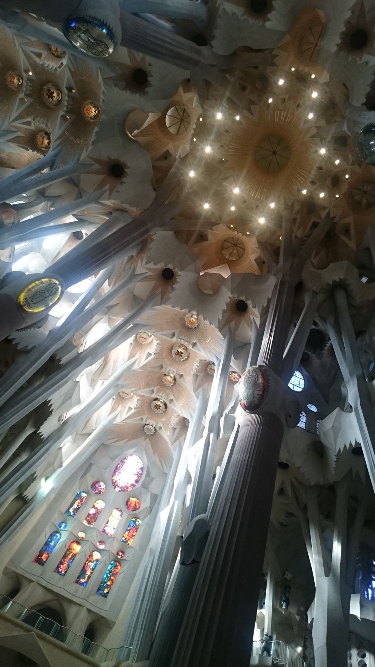 教会の荘厳な感じとは違い、暖かい日差しに包まれた異空間でした。