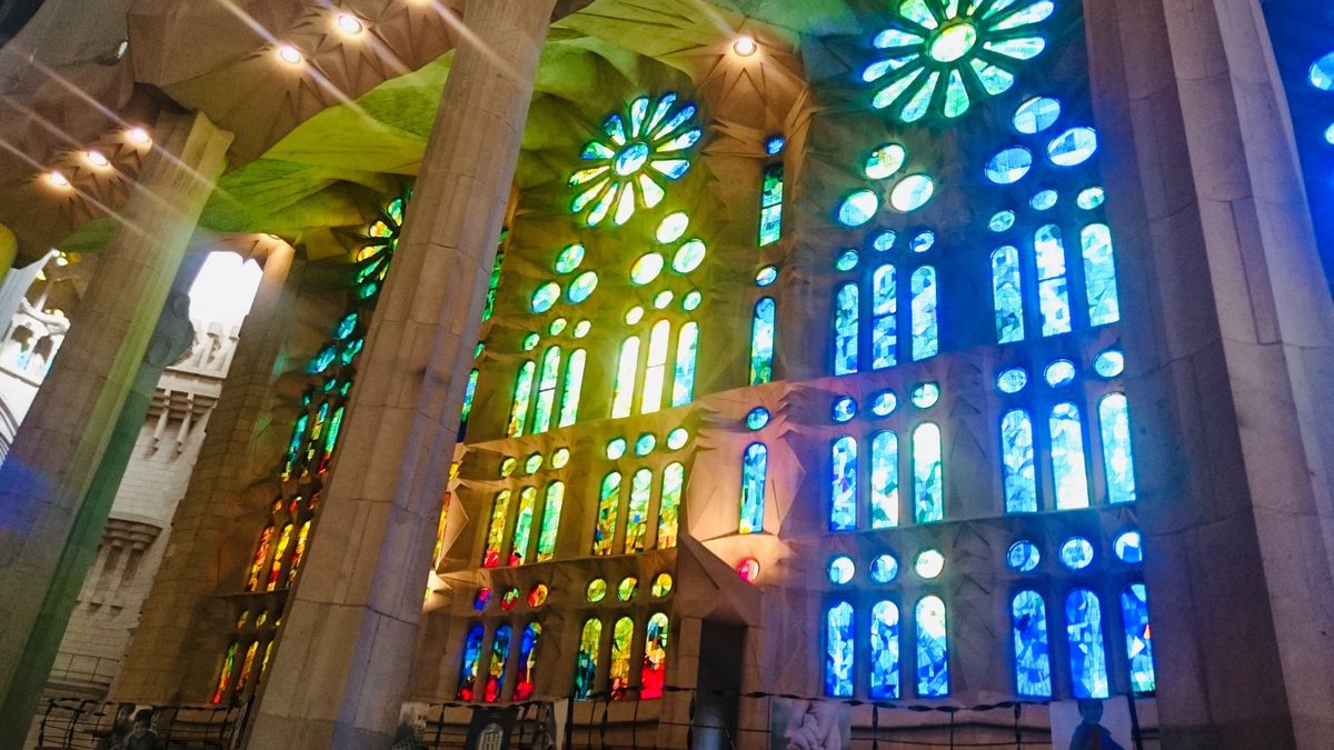 教会の荘厳な感じとは違い、暖かい日差しに包まれた異空間でした。