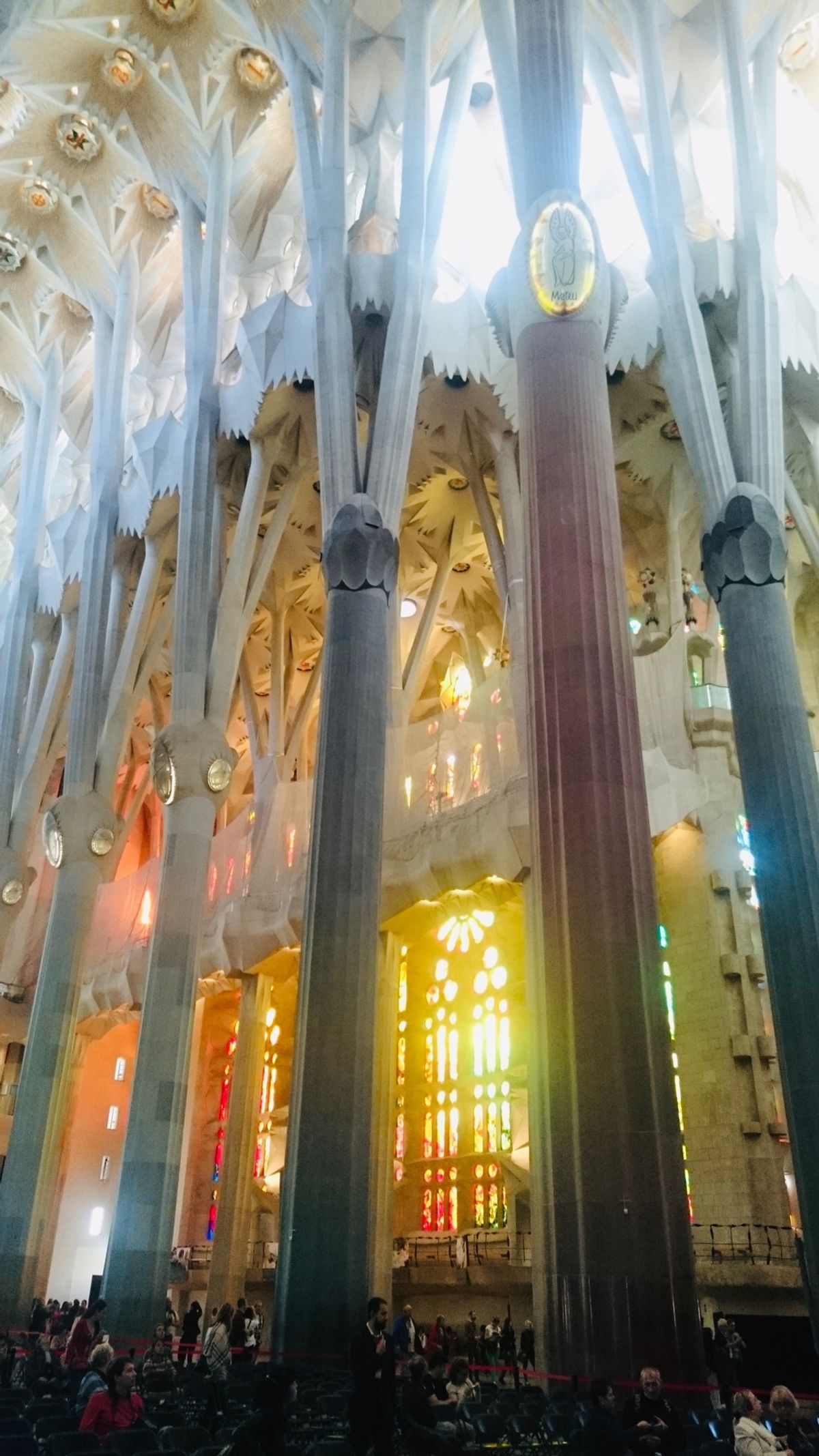 教会の荘厳な感じとは違い、暖かい日差しに包まれた異空間でした。