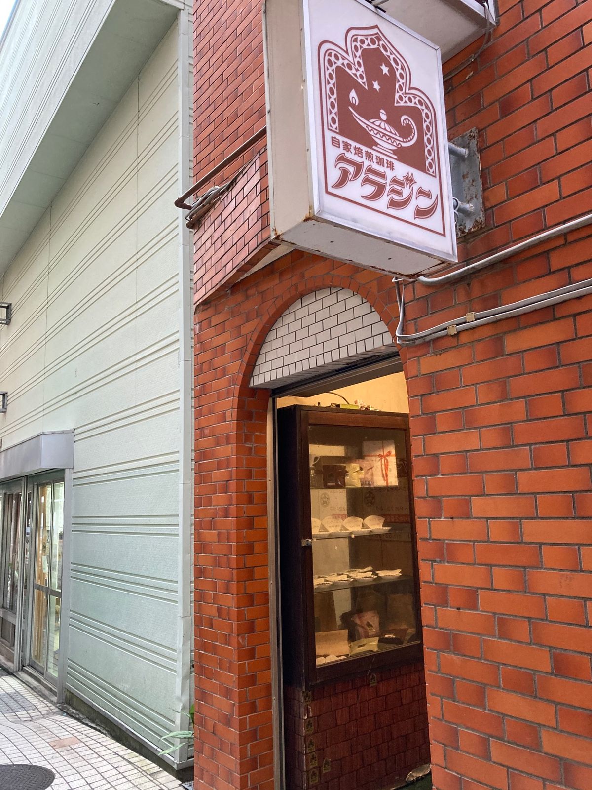 初日、曇。ひさ倉で鶏飯、焼き鳥、鳥刺しを食す。