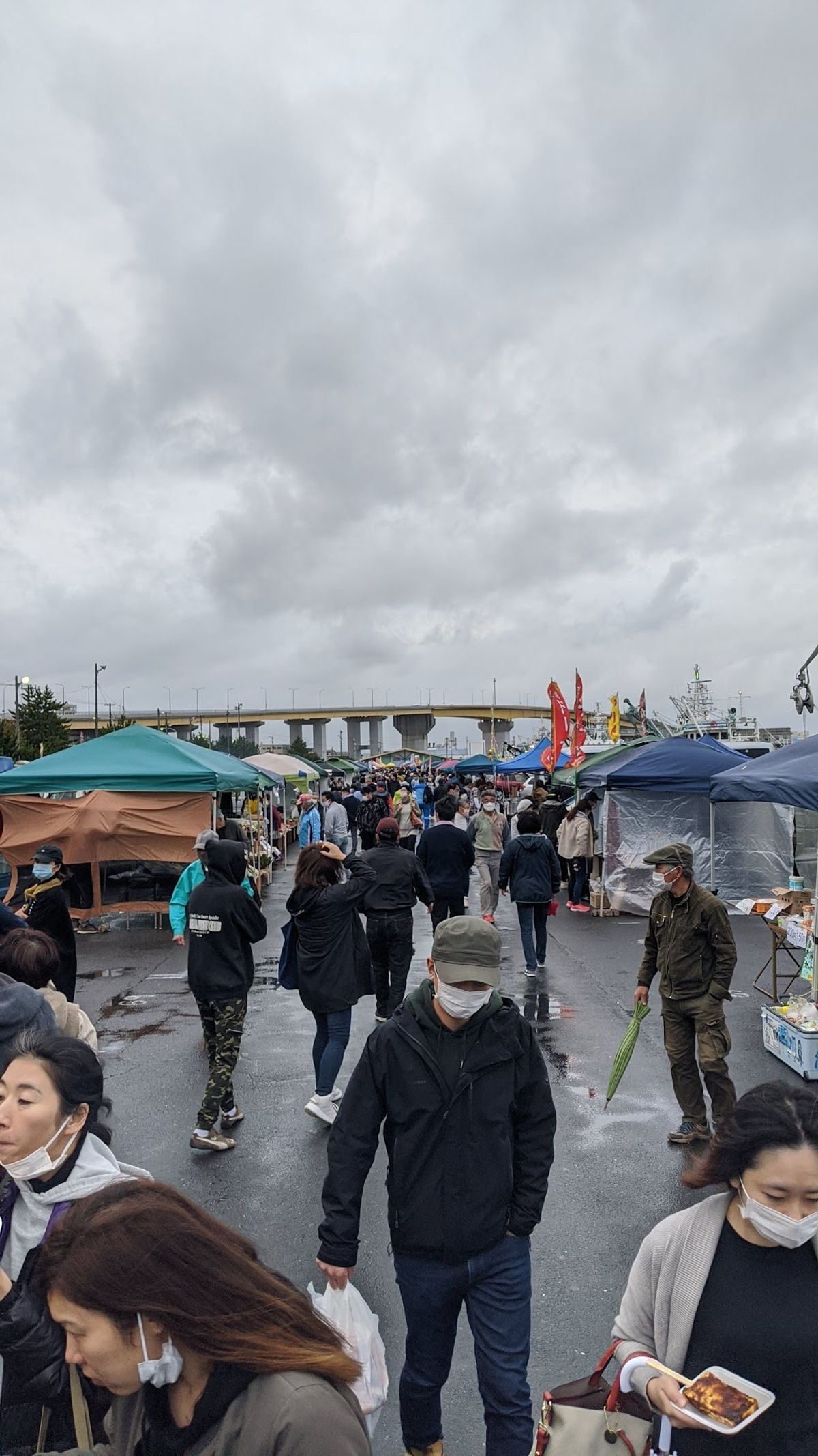 目的の朝市。
毎週日曜やってるそうな。
地元民が押し寄せる。

ウロウロし...