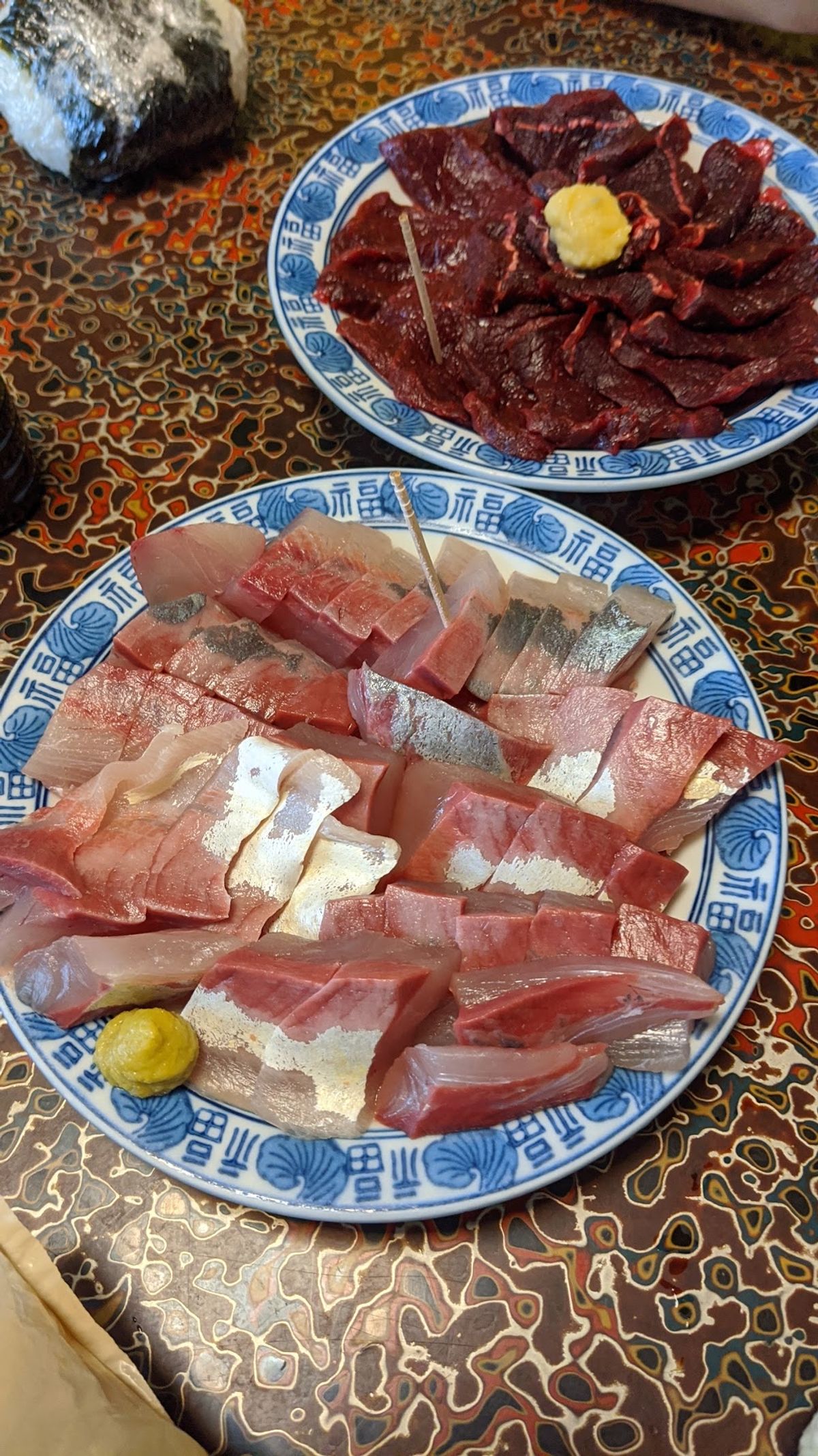 朝ごはん。
漁港で買ったワカシ（280円）と、
朝市で買ったミンククジラ（...