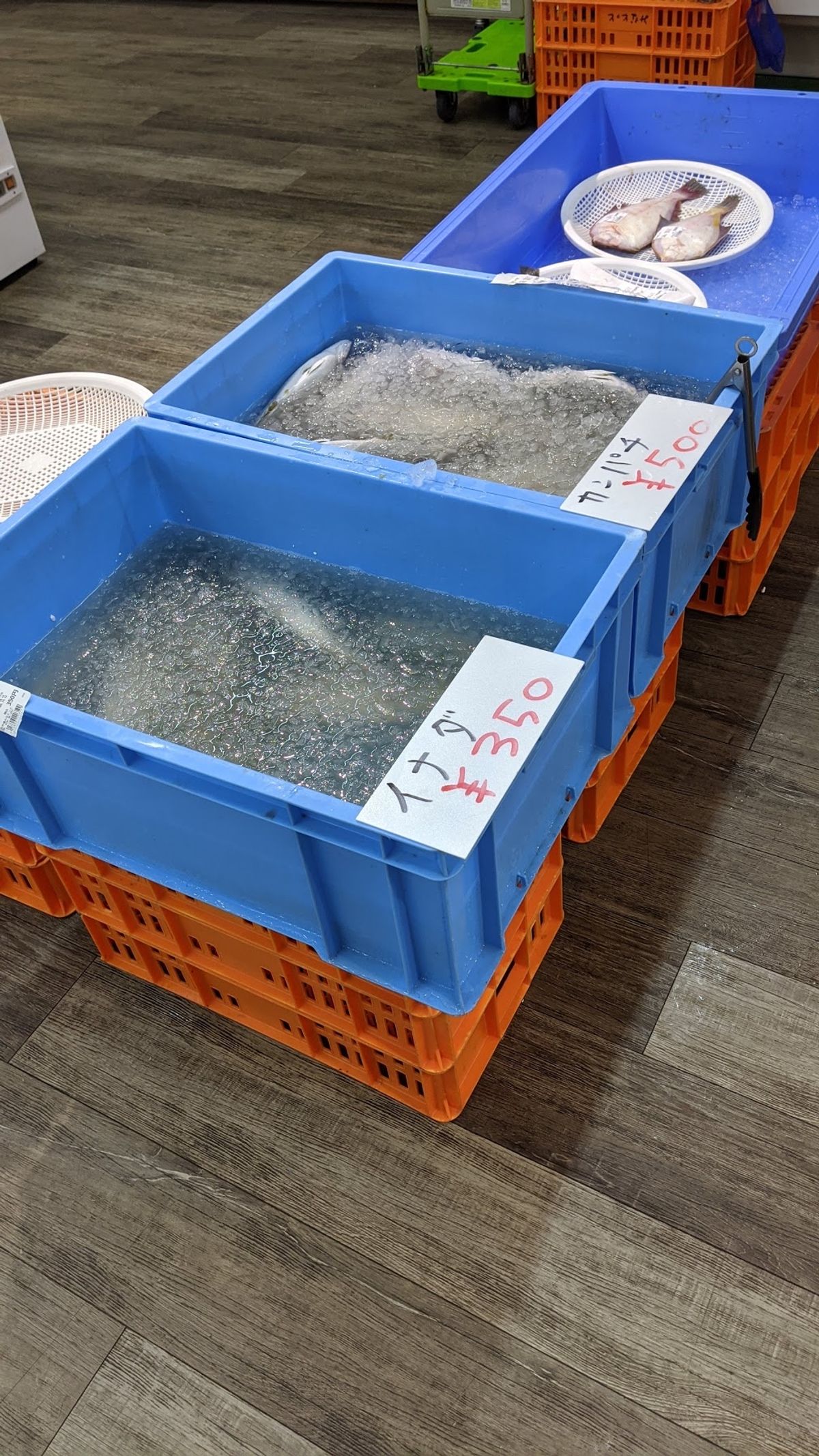 港付近まで来た。
港の市場、みなとっとでイナダ（350円）とカンパチ（50...