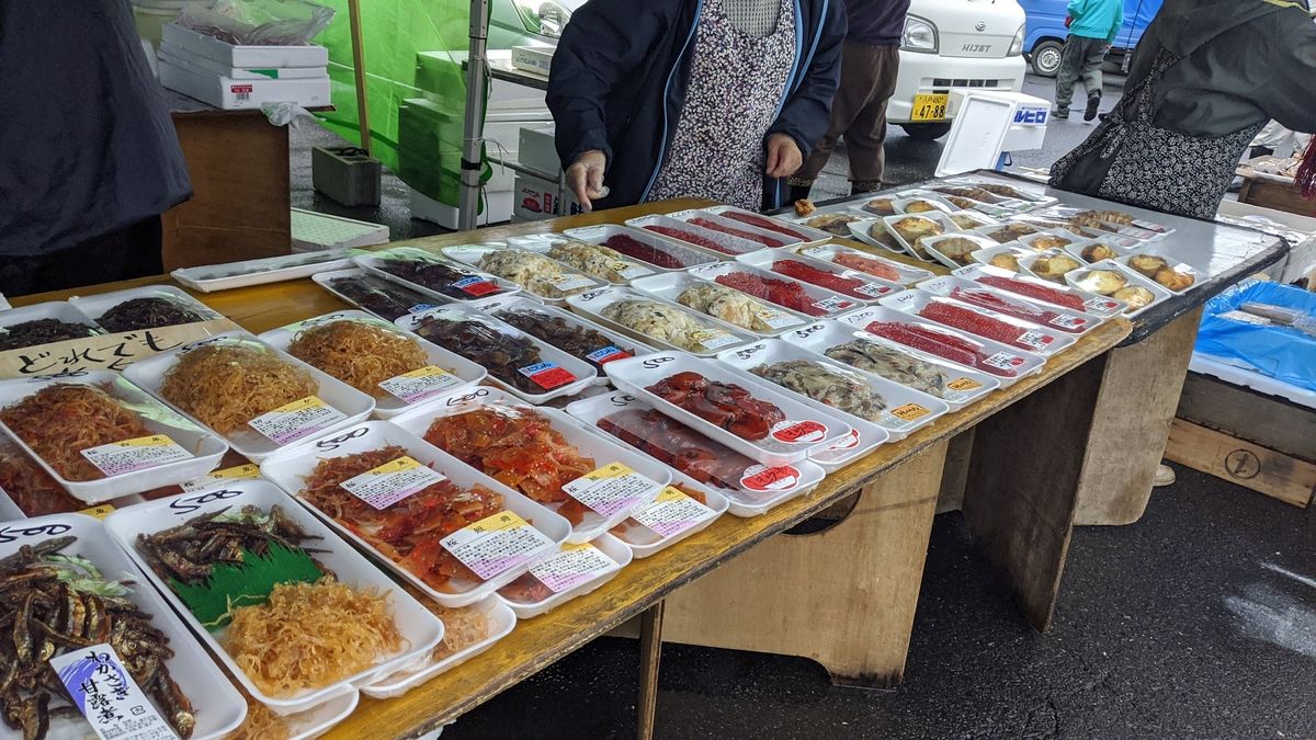 目的の朝市。
毎週日曜やってるそうな。
地元民が押し寄せる。

ウロウロし...