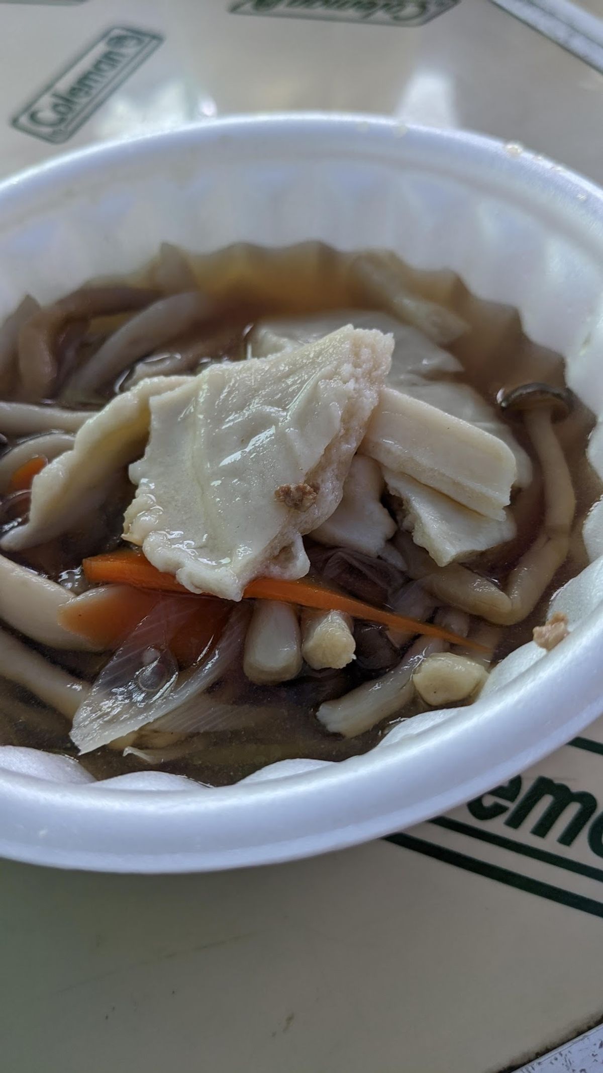 せんべい汁。
美味しい。せんべいは、天ぷらの油っぽくないもののような感じ。...