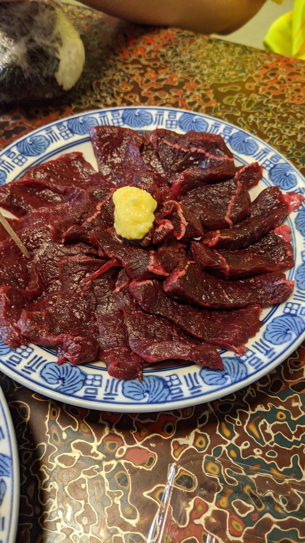 朝ごはん。
漁港で買ったワカシ（280円）と、
朝市で買ったミンククジラ（...