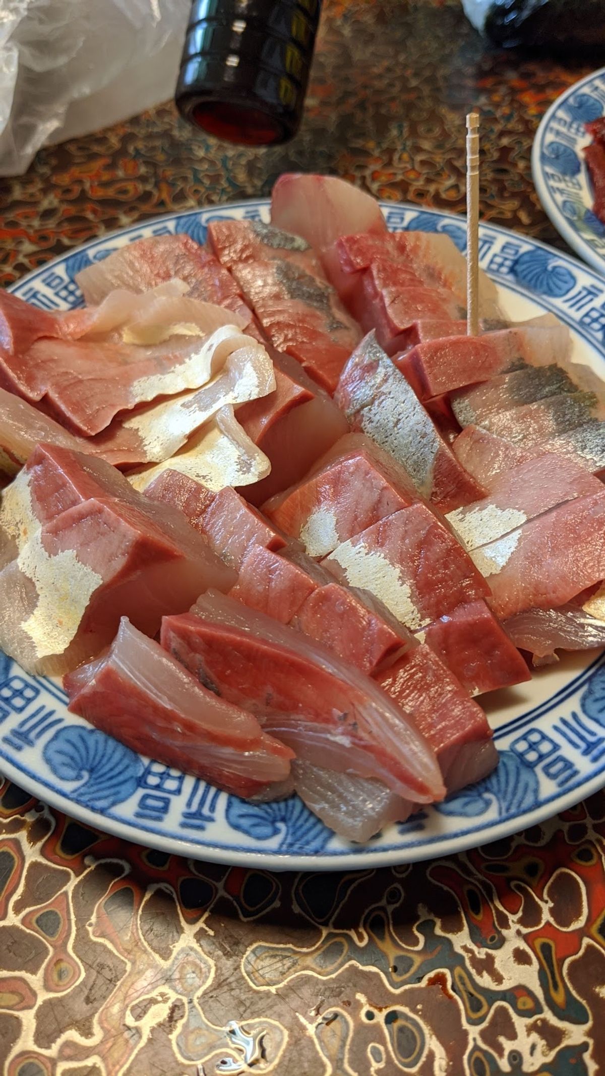 朝ごはん。
漁港で買ったワカシ（280円）と、
朝市で買ったミンククジラ（...