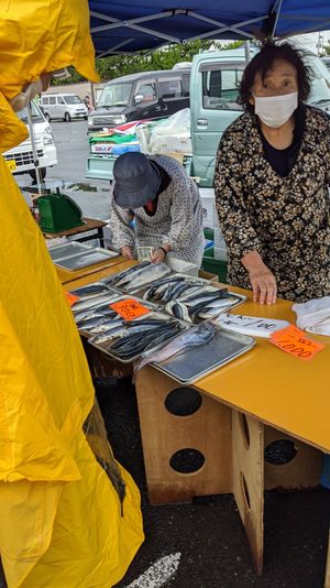 目的の朝市。
毎週日曜やってるそうな。
地元民が押し寄せる。

ウロウロし...