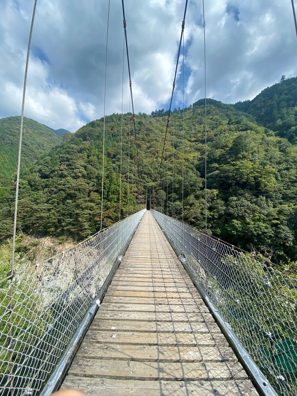 日本・徳島「かずら橋と剣山」の写真：赤川橋

いきなり朽ちてるんですが大丈夫...