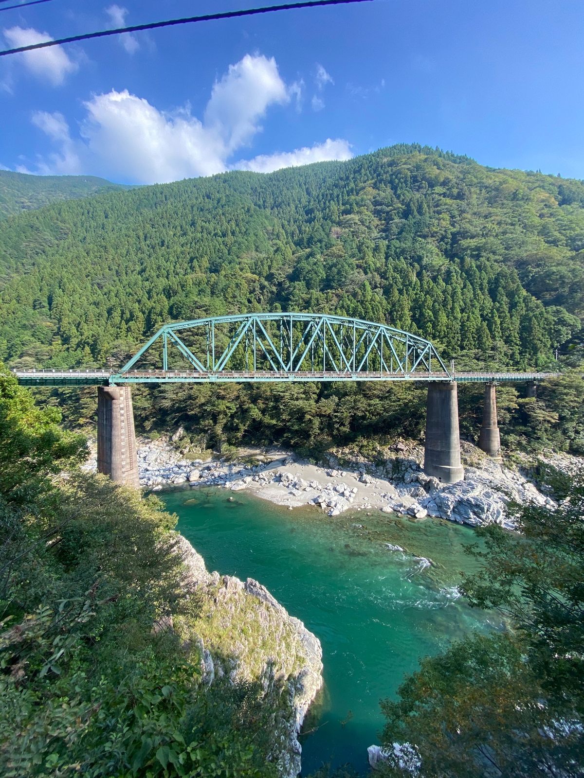 吉野川本当に綺麗

そして深い

美しきなかに不気味さが漂う